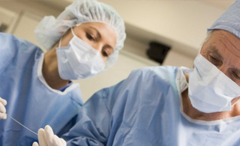 Những người ốm đang phải dùng thuốc, người chuẩn bị phẫu thuật không nên ăn mận trước đó 2 tuần. Vì những chất trong mận có thể tác dụng với một số loại thuốc và làm giảm tác dụng chữa bệnh.