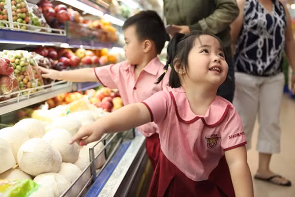 Cũng theo PGS Điển, mùa hè, nhiều gia đình cũng thường cho con đi siêu thị chơi cho mát. Tuy nhiên, đây là điểm tụ tập đông người có nhiều mầm bệnh có thể lây nhiễm cho trẻ. Chính vì thế, để bảo vệ con tránh bệnh truyền nhiễm cha mẹ nên hạn chế việc này.