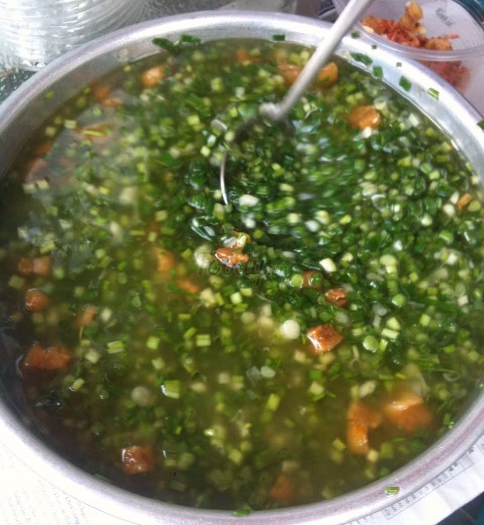 Bước 5: Hành tím bóc vỏ, rửa sạch, thái nhỏ. Bắc chảo dầu lên bếp cho nóng và thả hành tím vào phi vàng, sau đó trút ra chén, cho thêm 1 thìa cà phê sa tế vào và đảo đều. Hành lá rửa sạch, để ráo nước và thái nhỏ. Cho dầu ăn lên bếp cho nóng và đổ hành lá vào để làm mỡ hành trộn bánh tráng.