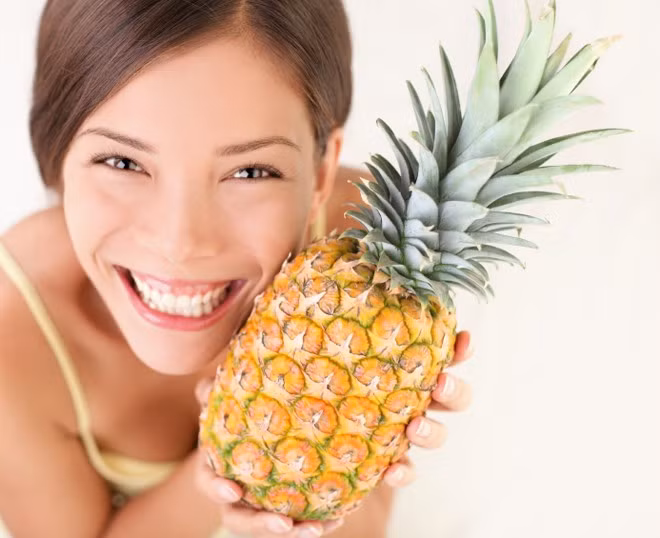 Còn tình trạng nôn ói, nổi mề đay, chóng mặt, đi ngoài mà bạn gặp phải lại do chất Bromelain có trong quả dứa gây ra. Nếu bạn ăn nhiều dứa khi đói thì những phản ứng này sẽ càng nặng nề nguy hiểm hơn. Ảnh: Perfumista.