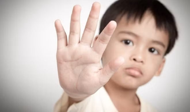 Độ 2 được chia thành 2 mực khác nhau. Giai đoạn 2a trẻ có biểu hiện sốt liên tiếp nhiều ngày, sốt cao trên 90 độ, thường xuyên bị nôn, cơ thể lừ đừ khó ngủ, hay quấy khóc, thi thoảng trẻ bị giật mình. Đây là những dấu hiệu khá nặng cần được theo dõi kỹ và có thể cho nhập viện để theo dõi. Ảnh; Gia đình Việt Nam.