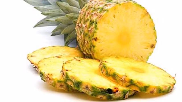 Dứa cũng là một loại hoa quả mùa hè rất phổ biến. Tuy có dứa lợi và tốt cho tiêu hóa nhưng dứa cũng có thể gây dị ứng, khiến bạn bị ngộ độc với những biểu hiện như đau bụng, ngứa, buồn nôn, nhức đầu . Ảnh: Giadinh.net.