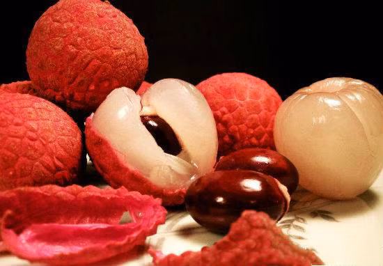 Mùa hè cũng là mùa của vải thiều, vì thịt vải mọng nước, thơm ngọt được nhiều người yêu thích, đặc biệt là trẻ nhỏ. Với nhưng quả vải chưa chín hẳn sẽ chứa độc tố nguy hại đến sức khỏe. Với những người có thể trạng đường huyết thấp hoặc suy dinh dưỡng thì những độc tố này sẽ làm hạ đường huyết. Điều này đặc biệt nguy hiểm, nhất là trong lúc ngủ - thời điểm mà đường huyết giảm xuống tự nhiên. Ngoài ra, độc tố này còn có thể gây bệnh não. Ảnh: Ykhoaviet.