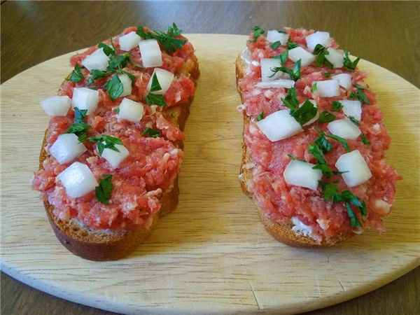 Người ta thường ăn Zwiebelmettwurst với bánh mì để cảm nhận được vị ngọt của thịt tươi và vị thơm nồng của gia vị hành sống.