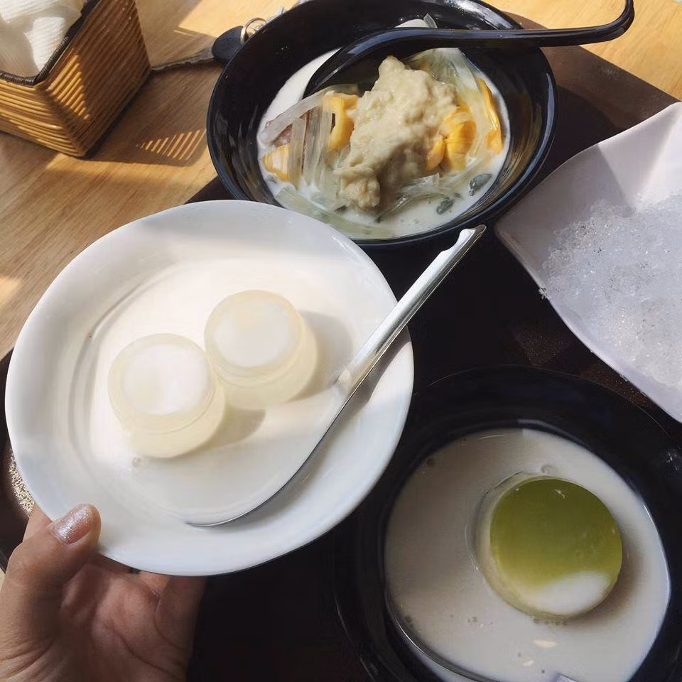 Ngoài ra, bạn cũng không thể bỏ qua thạch pudding đậu nành. Pudding đậu nành với hương vị của đậu nành vừa thanh mát, ngọt nhẹ thêm chút béo béo của kem tươi thực sự rất tuyệt. Ảnh: Monngonhanoi.
