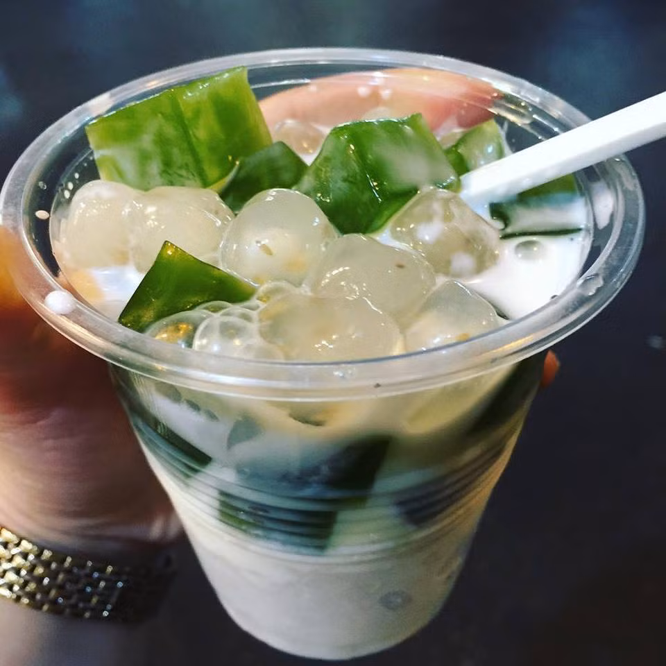 Sữa chua thạch lá nếp: Sữa chua thạch lá nếp lại ghi điểm với thạch lá nếp màu xanh mát. Lý do thạch lá nếp trở thành cơn sốt vì nó được chế biến hoàn toàn từ lá nếp tươi nên có mùi nếp thơm thoang thoảng vô cùng tự nhiên. Ảnh: Monngonhanoi.