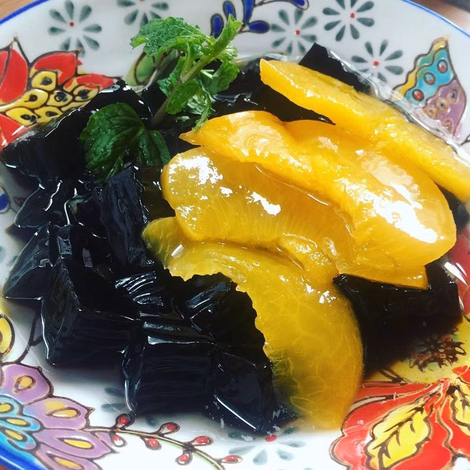 Trà đào thạch đen: Trà đào thơm ngọt kết hợp với thạch đen là một lựa chọn không tồi để nhâm nhi giải khát trong mùa hè tới. Món ăn này đặc biệt gây nghiện vì mùi đào chín thơm ngọt rất hấp dẫn. Để tăng thêm khẩu vị bạn hãy tự mua đào chín và ngâm ướp đường mật ong tạo thành siro đào sau đó ăn kèm thạch đen là hết xảy. Ảnh: Monngonhanoi.