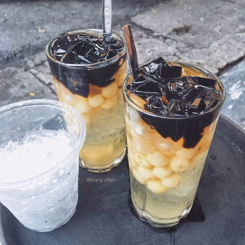 Chè sen thạch trân châu. Đây là lựa chọn lý tưởng cho những cô nàng mê chè sen và hay bị mất ngủ. Không chỉ ăn ngon nó còn giúp an thần rất tốt. Ảnh: Trangnhim.