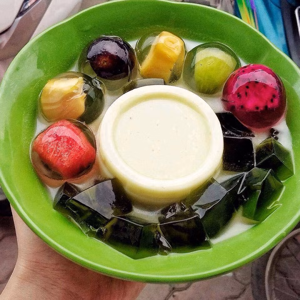 Chè bơ thạch trái cây: Đây là loại chè mới lạ. vừa xuất hiện tại Hà Nội trong mùa hè 2017. Chè được chế biến hoàn toàn từ quả bơ tươi kết hợp với nhưng viên thạch trái cây tròn xoe bao kín từng miếng trái cây tươi cắt vừa miệng. Vì sự phong phú của trái cây tươi bạn hoàn toàn có thể vừa nhâm nhi vừa ngắm các loại thạch nhiều vị hấp dẫn. Ảnh: Monngonhanoi.