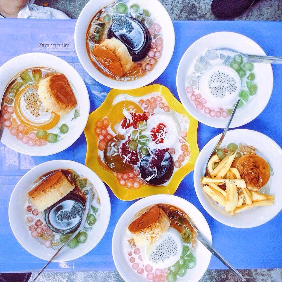 Thạch caramen đủ vị: Có rất nhiều lựa chọn khi bạn muốn thưởng thức món ăn này. Bạn có thể ăn thạch xanh, thạch trái cây, thạch rau câu hoặc đơn giản chỉ là thạch dừa với caramen đều được. Ảnh: Monngonhanoi.