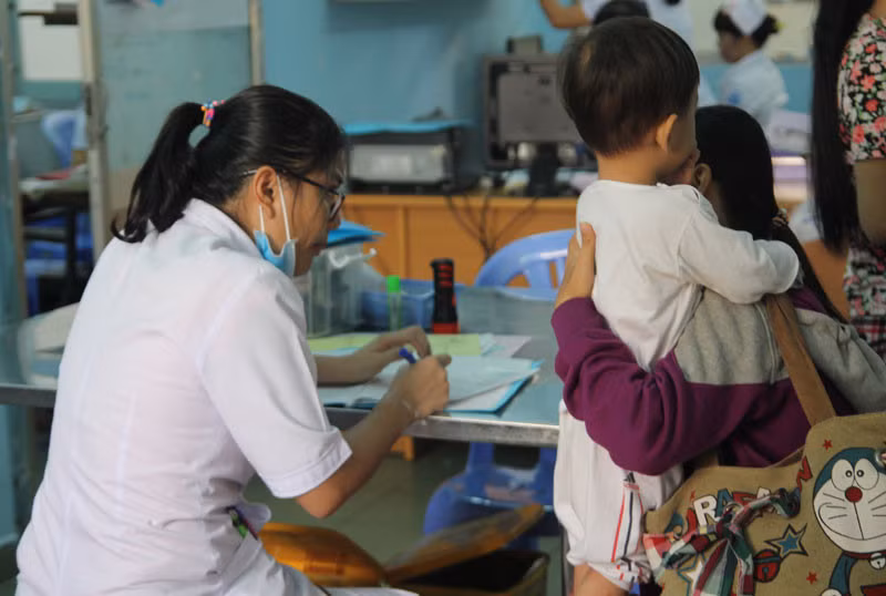 Trong mọi trường hợp cha mẹ nên tuân thủ mọi yêu cầu của bác sĩ. Nếu bác sĩ xác định bệnh ở thể nhẹ thì cho bé về nhà theo dõi và nhất thiết phải tái khám theo lịch hẹn. Nếu bác sĩ cân nhắc thấy cần nhập viện, hãy nhập viện ngay để trẻ được theo dõi tại bệnh viện để có thể xử lý kịp thời ngay lập tức những biến chứng xấu có thể xảy ra. Ảnh: VNN.