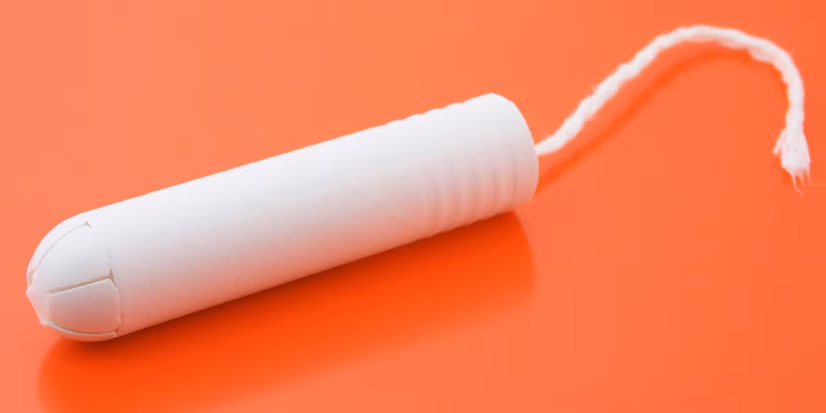 Tampon là một dạng băng vệ sinh thấm hút mạnh thường được dùng bằng cách đặt vào hẳn cửa mình khi đến kỳ kinh nguyệt. Tampon ngày càng được nhiều chị em phụ nữ ưa chuộng vì tiện dụng sạch sẽ. Tuy nhiên, loại BVS này tiềm ẩn rất nhiều nguy cơ với sức khỏe. Ảnh: Bestie.