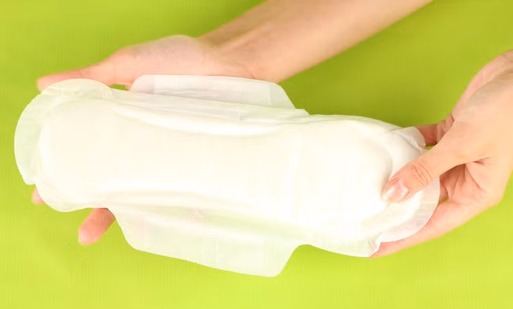 Loại băng vệ sinh này còn thường được sử dụng các loại chất tẩy mạnh để làm trắng bông nên có thể gây ra tình trạng dị ứng, đau rát khi sử dụng. Ảnh: Girlspace.