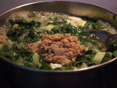 Món canh mướp mồng tơi ghẹ sữa ngọt đậm, giàu dinh dưỡng, nước canh trong, thịt ghẹ đầy đặn và đặc biệt không bị khai như ăn canh cua nên được rất nhiều người yêu thích. Ảnh: Cookpad.