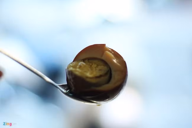 Trà trứng gà là sự kết hợp giữa trà lài, thảo mộc có tác dụng thanh nhiệt và thực phẩm giàu chất dinh dưỡng trứng gà. Ảnh: Zing.