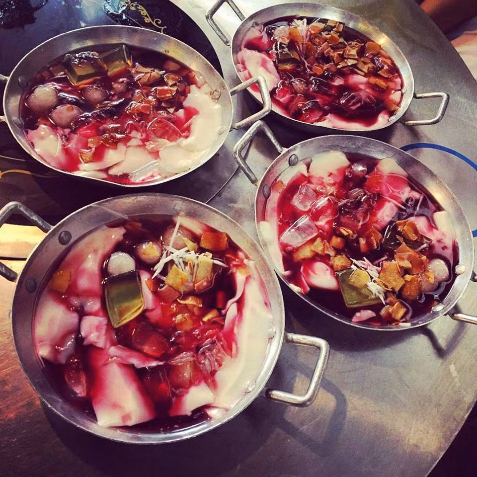 Bây giờ đang đúng vụ dâu tằm, chỉ cần ngâm một lọ siro dâu tằm cất tủ lạnh, mỗi lần cho kèm vài thìa với tào phớ là bạn đã có món ăn mát lạnh thơm ngon. Tào phớ béo ngậy cùng vị dâu tằm thơm nhẹ, chua dịu rất hợp để giải khát trong mùa hè. Ảnh: Mongngonmoingay.