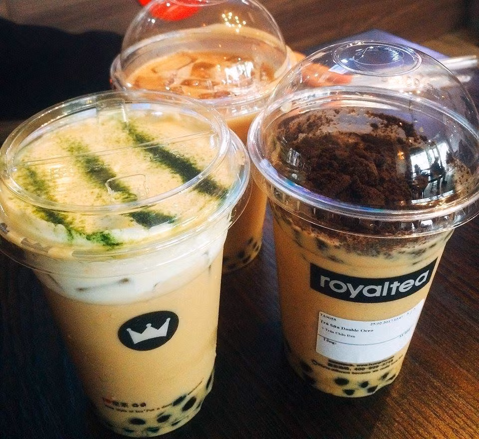 Thưởng thức một cốc trà sữa kem 2in1, bạn sẽ cùng lúc được uống món trà sữa yêu thích và nhâm nhi vị kem tươi mềm mát lạnh. Ảnh: Mongngonmoingay.