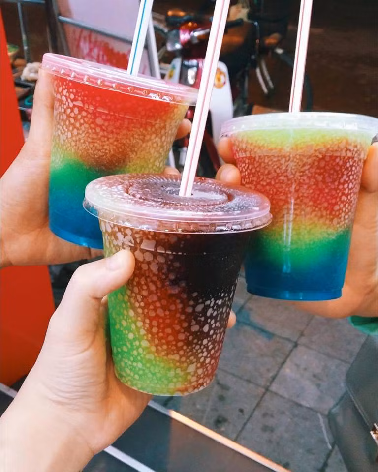 Siro đá bào: Không món đồ uống mát lạnh nào chế biến dễ như siro đá bào. Bạn có thể pha trộn đá bào với bất cứ vị siro nào mình yêu thích để thưởng thức. Ảnh: Mongngonmoingay.