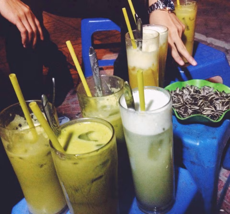 Nước ép cóc bao tử: Cóc bao tử ép lấy nước, thêm chút đường và mấy hạt muối uống kèm với đá sẽ tuyệt ngon. Ảnh: Mongngonmoingay.