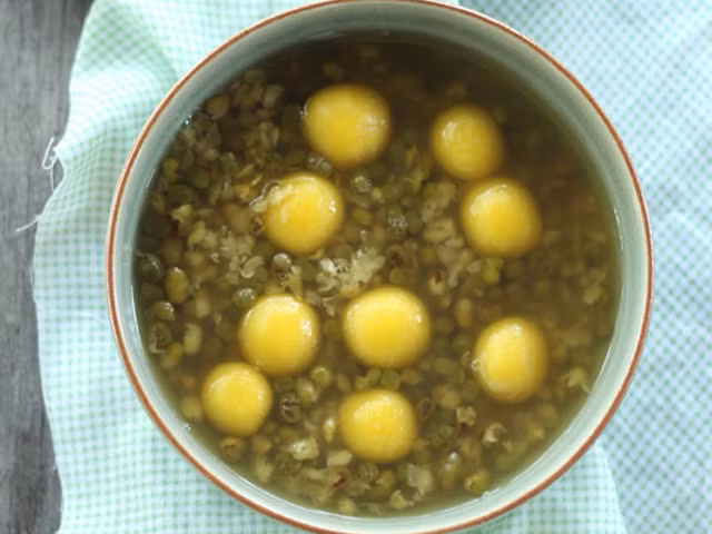 Chè đậu xanh viên bi. Được nấu từ đậu xanh nguyên vở, món chè này có mùi thơm bùi, vị ngọt thanh sẽ là món giải nhiệt rất tốt cho sức khỏe. Ảnh: Mongngonmoingay.