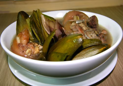 Muốn giải nhiệt khi bị cảm nóng bạn có thể dùng bông atiso tươi về nấu thành trà uống hoặc nấu canh atiso với thịt nạc đều có tác dụng giải nhiệt tốt. Ảnh: Congthucmonngon.