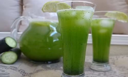 Nước ép bí đao cũng là đồ uống giải nhiệt cơ thể rất tốt. Để có một cốc nước ép bí đao như hình, bạn cần 500g bí đao gọt vỏ, rửa sạch, thái miếng và ép lấy nước, ngày uống 2 lần có tác dụng chống nóng, mụn nhọt, rôm xảy tuyệt vời. Để tăng thêm mùi vị bạn có thể cho thêm miếng dứa vào ép cùng. Ảnh: Toinayangi.