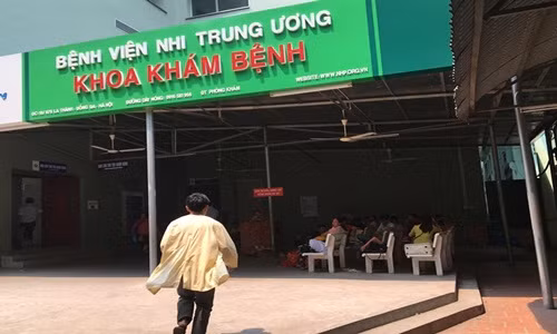 Nhiều gia đình ở Hòa Bình, Phú Thọ, Bắc Ninh, Sơn Tây cũng lặn lội đưa con về khám vì con bị các bệnh hô hấp diễn biến nặng.
