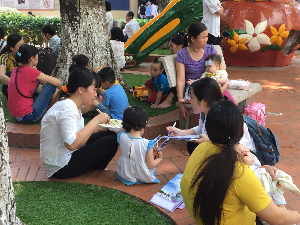 Tại Bệnh viện Nhi Trung ương, hầu hết các ngày trong tuần bệnh viện đều quá tải vì quá nhiều bệnh nhi đến khám và chữa bệnh.