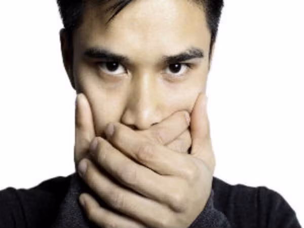 Khi bị ung thư thanh quản thì giọng nói của bạn sẽ bị ảnh hưởng đầu tiên và rõ rết. Vì thế nếu thấy giọng nói thay đổi bất thường bạn đừng chủ quan mà hãy đi khám sớm nhất có thể.