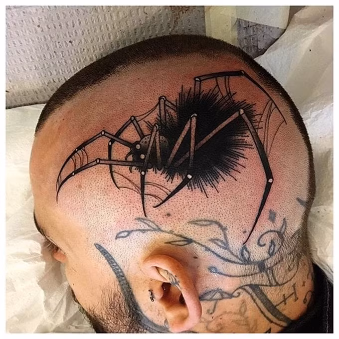 Hình xăm một con nhện đen độc chết người. Ảnh: Zonetattoo.