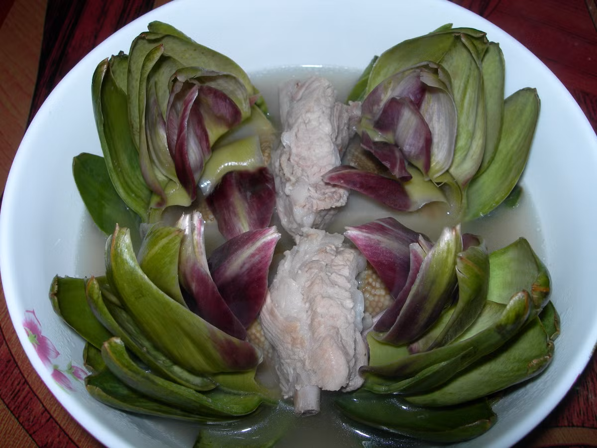 Nấu canh atiso hoặc uống trà atiso: Atiso có tác dụng bổ gan, lọc máu, lợi tiểu, tốt cho tim mạch. Ảnh: Yeunoitro.