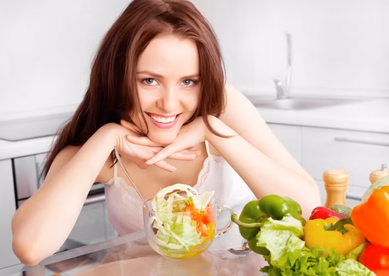 Về ăn uống, nên ăn nhiều rau xanh, hoa quả đặc biệt là các loại rau quả nhuận tràng như rau khoai lang, mồng tơi, bí đỏ, rau dền... Uống đủ nước khoảng 2 lít nước mỗi ngày để giúp làm mềm phân, đi ngoài dễ dàng hơn. Ảnh: Pinterest.