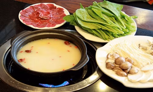 Người ta thường ăn lẩu lòng cháo hoặc lẩu cháo chim, lẩu cháo bắp bò... Sau khi ăn lẩu bạn chỉ cần húp thêm một bát nước cháo trần ngọt lừ là no chắc bụng. Ảnh: Amthucvietnam