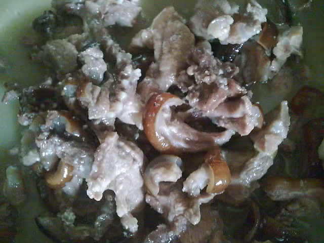 Lẩu mèo gồm nước lẩu, đồ nhúng lẩu được chế biến hoàn toàn từ thịt mèo. Khi ăn người ta thường cho lòng mèo, chặt thịt mèo cho vào nồi nước canh và trần rau má ăn kèm. Ảnh: Otofun