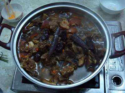 Khi ăn lẩu cho người ta thường cho thêm đu đủ xanh hoặc măng tươi để tăng khẩu vị. Món này được dân nhậu hoặc những người nghiền thịt chó rất yêu thích. Ảnh: Dulichnamdinh.