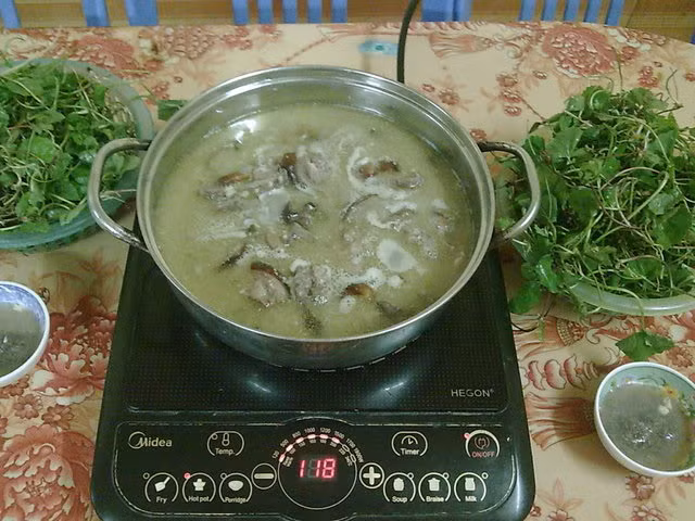  Lẩu mèo: Món lẩu lạ này có nguồn gốc từ Thái Bình, Nam Định nơi người dân rất thích ăn thịt mèo. Ảnh: Otofun