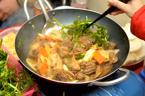 Lẩu khô là món lẩu lạ cũng vô cùng lạ lùng bởi lẩu mà lại không có nước. Lẩu khô được những người sành ẩm thực khen ngon, độc đáo và rất thú vị khi ăn. Ảnh: Zing.