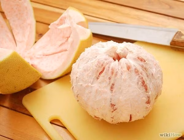 Bạn còn có thể pha vài giọt tinh dầu bưởi với 1 thìa dầu olive rồi thoa đều lên da mặt, massage trong khoảng 15 phút. Công dụng của tinh dầu bưởi sẽ làm cho những nốt mụn xẹp xuống, điều tiết lượng dầu nhờn trên da cực kỳ hiệu quả. Ảnh: Wikihow.