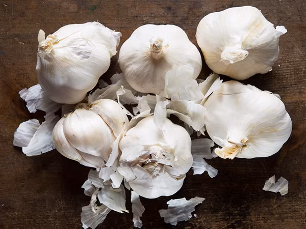 Chữa cúm bằng tỏi: Người phương Tây thường trộn một thìa mật ong với tỏi nghiền và ăn nhỏ để ngừa bệnh cúm. Hỗn hợp này có thể làm giảm những triệu chứng cúm, cảm lạnh khó chịu mà bạn đang gặp phải.