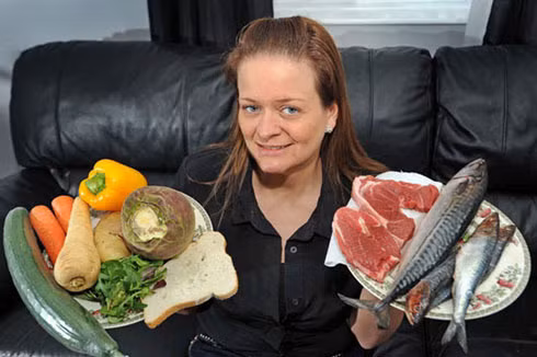 Một người phụ nữ khác cũng có mùi cơ thể khó ngửi hơn cả cá ươn là Claire Rhodes 39 tuổi người Anh. Rhodes cho biết từ khi 20 tuổi, người cô đã luôn phát ra những mùi hôi tanh khó chịu. Mồ hôi, nước tiểu và hơi thở của cô có mùi của cá ươn.