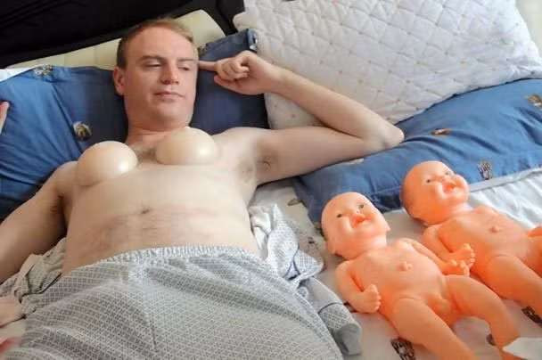 Sinh con là một trải nghiệm kỳ diệu và đau đớn. Nuôi con là chuỗi ngày vất vả nhưng vô cùng hạnh phúc mà không trải qua thì không bao giờ bạn có thể tưởng tượng được. Mới đây, một chàng trai trẻ tên Jamie đã thử trải nghiệm một cách chân thực nhất cảm giác được làm mẹ như một phụ nữ tại một trung tâm nghiên cứu ở Trung Quốc nhờ sự hỗ trợ của những công cụ đặc biệt. Trong ảnh, Jamie đang được đeo một bộ ngực giả có công dụng và tác động khá giống bầu ngực thật của người phụ nữ.