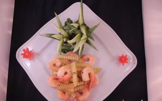 Không chỉ tận dụng vỏ dưa làm salad bạn còn có thể kết hợp vỏ dưa hấu với hải sản và chế biến món vỏ dưa hấu xào hải sản đổi vị cho cả nhà. Ảnh: Toinayangi.