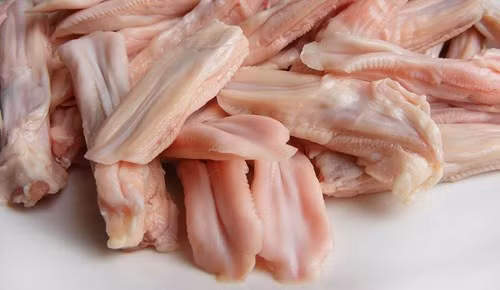 Lưỡi vịt cũng thường bị người Việt vứt bỏ khi làm sạch loại thực phẩm này. Những sự thực thì lưỡi vịt bỏ đi lại là nguyên liệu chế biến những một số món ăn đặc sản khá nổi tiếng. Ảnh: Dailymean.