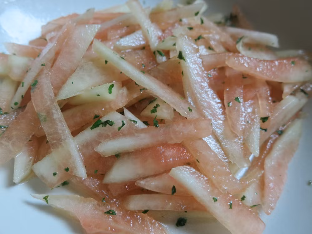 Vỏ dưa hấu không phải là đồ bỏ như bạn tưởng tượng. Sự thực thì món salad vỏ dưa hấu giòn giòn, ngọt ngọt, thanh mát tự nhiên rất được yêu thích. Ảnh: Toinayangi.