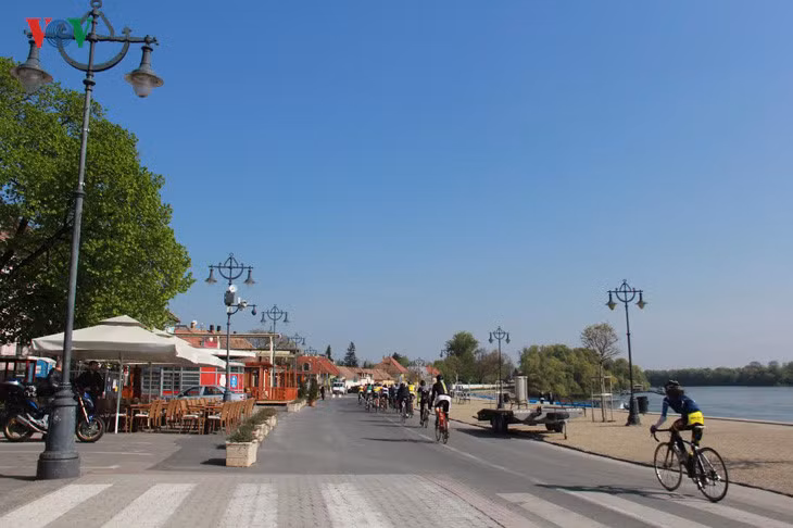 Ngoài người Hungary, thành phố Szentendre còn có 7 dân tộc khác nhau cùng sinh sống và 6 dòng tôn giáo khác nhau.