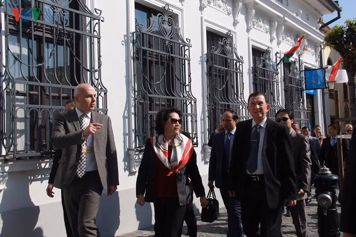 Chủ tịch Quốc hội mong muốn hai bên sẽ thúc đẩy các mối quan hệ hợp tác, kinh tế, thương mại, đầu tư, đặc biệt quan hệ hợp tác trong lĩnh vực văn hóa, du lịch không chỉ với Hội An mà còn với các địa phương khác của Việt Nam.