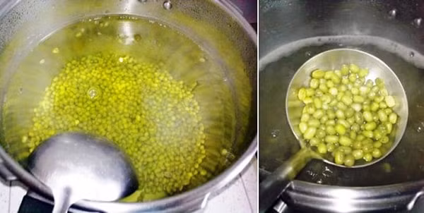 Sau khi ngâm bạn hãy cho đậu xanh vào nồi ninh đến khi đậu chín mềm tiếp tục cho đường phen vào khuấy đều. Ảnh: Bếp quê.