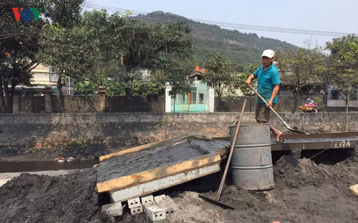 Vào mùa khô, mỗi ngày 10 người sẽ tận thu được từ 1 - 2 khối than cám.