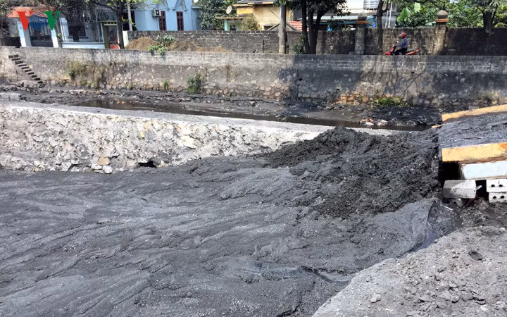 Than cám lắng đọng từ nước bơm dưới mương.