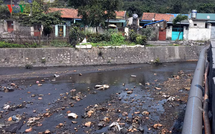 Than trôi trên mương thoát nước mưa này là từ các bãi thải than của công ty than Cao Sơn, Cọc 6 theo nước mưa trôi ra.